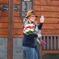 Pregnant Hilary Duff receives flowers from a paparazzo | Picture 88882